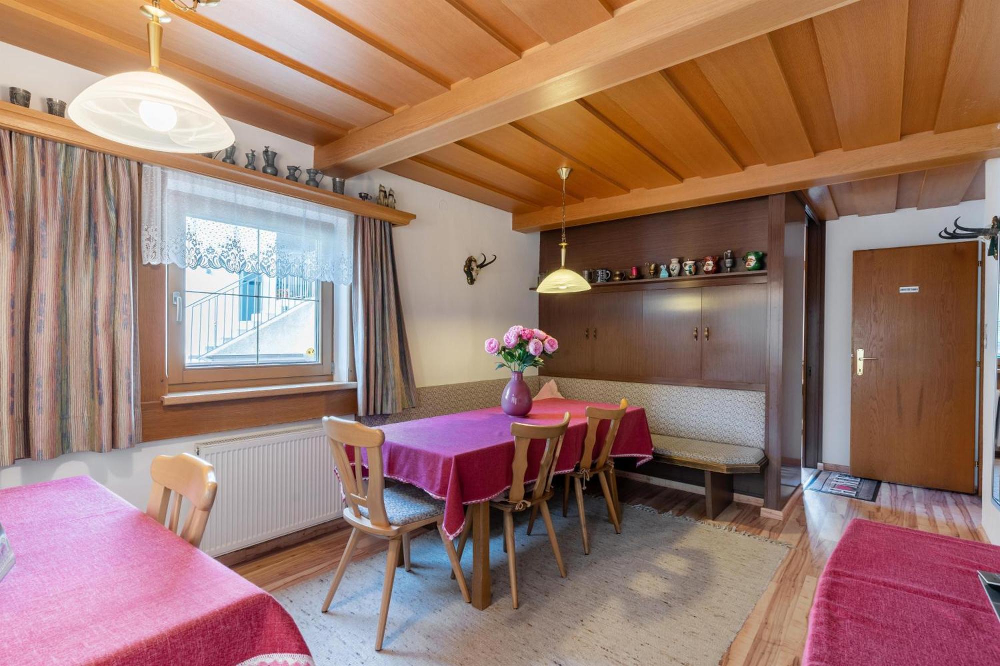 Apartmán Haus Anemone Seefeld in Tirol Pokoj fotografie